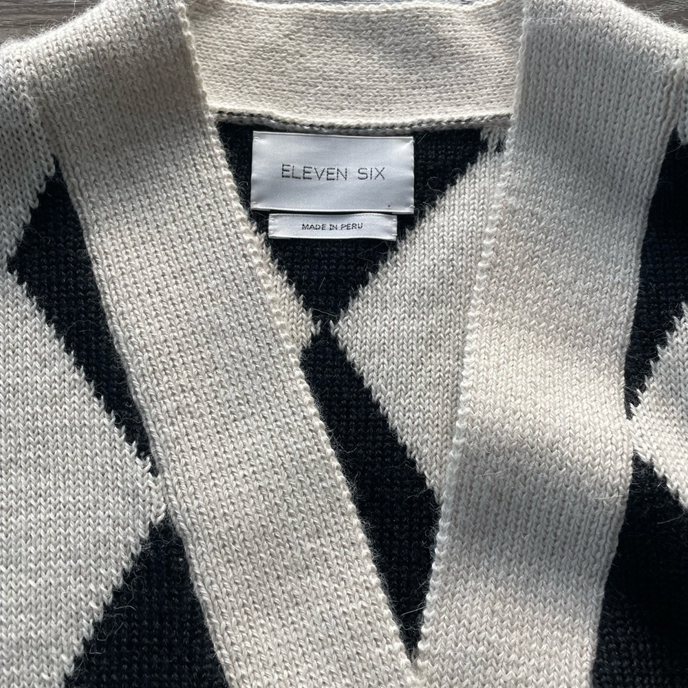 Chic Black and White Argyle Women's Alpaca Oversize Cardigan - Picture 2 of 5